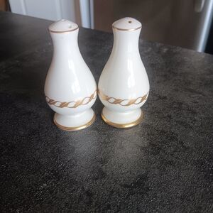 Vintage 50's Franciscan Pottery Salt and Pepper shakers.  Gold rope design.